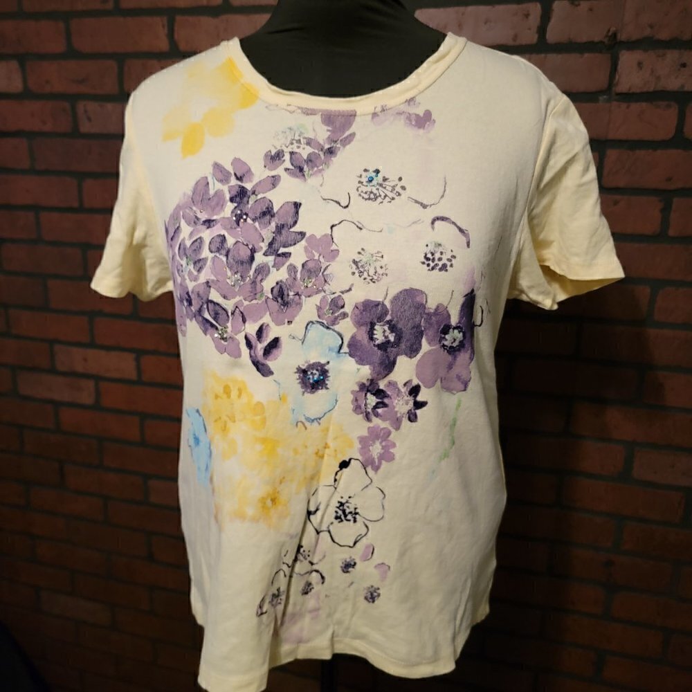 Nicole Miller short sleeve Size XL.  Yellow   21" across the chest, 25" in lengt